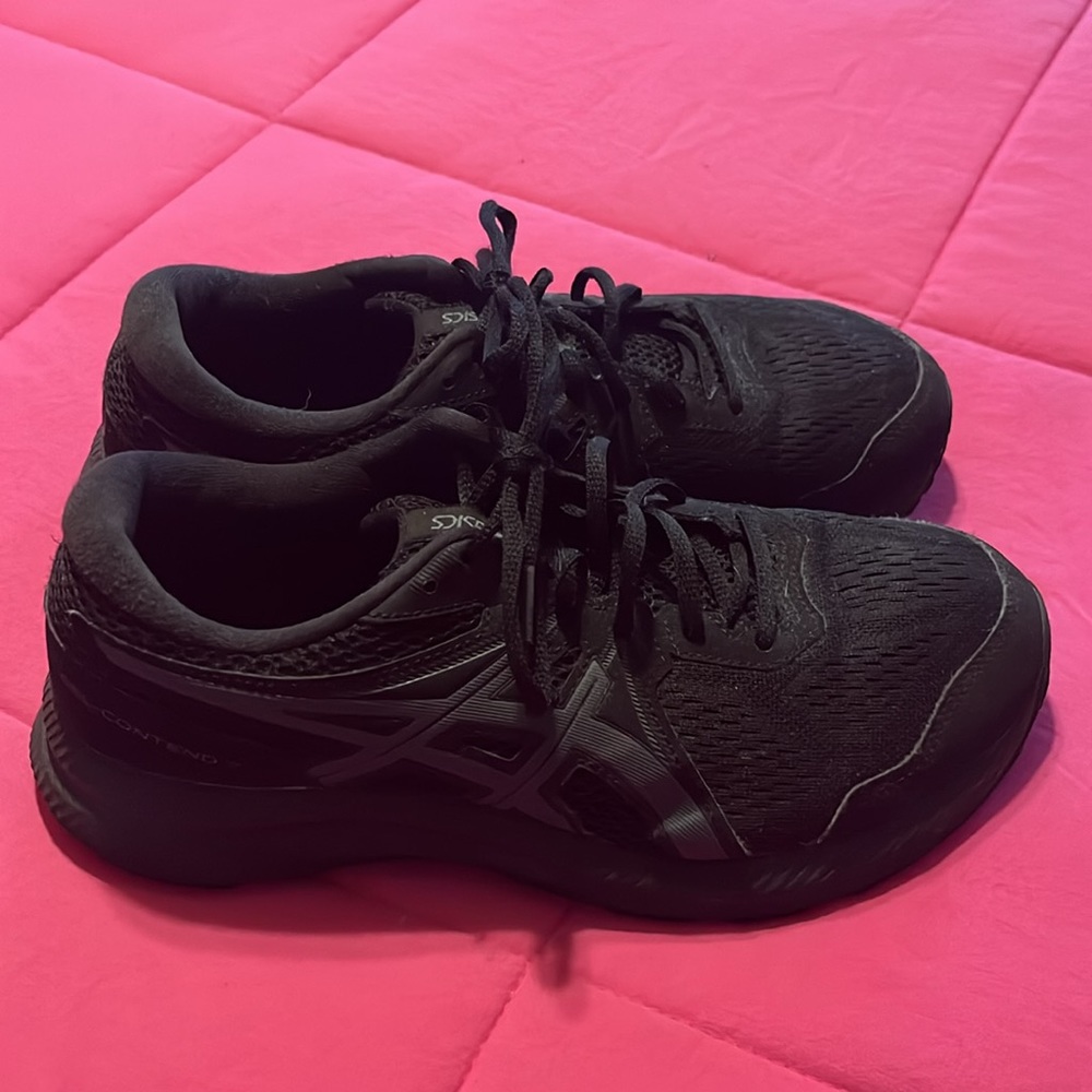 ASICS Men size 8 black sneakers. Good condition.